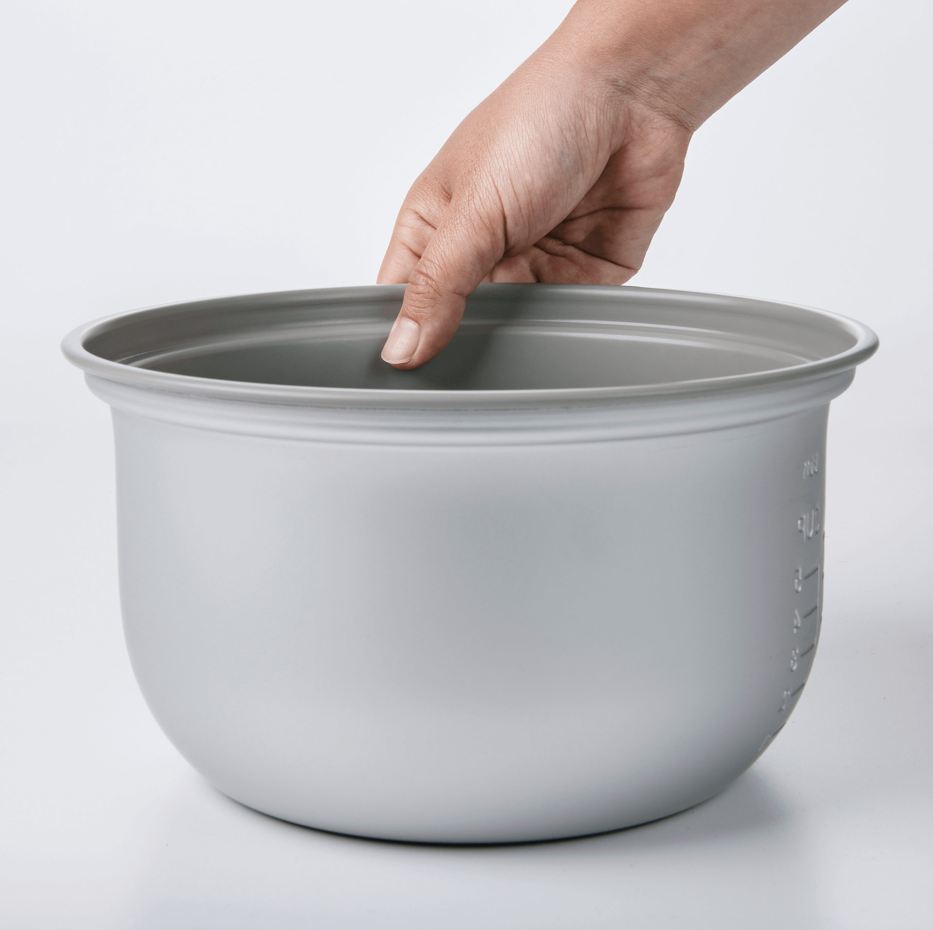 Easy-to-clean nonstick coated inner pan