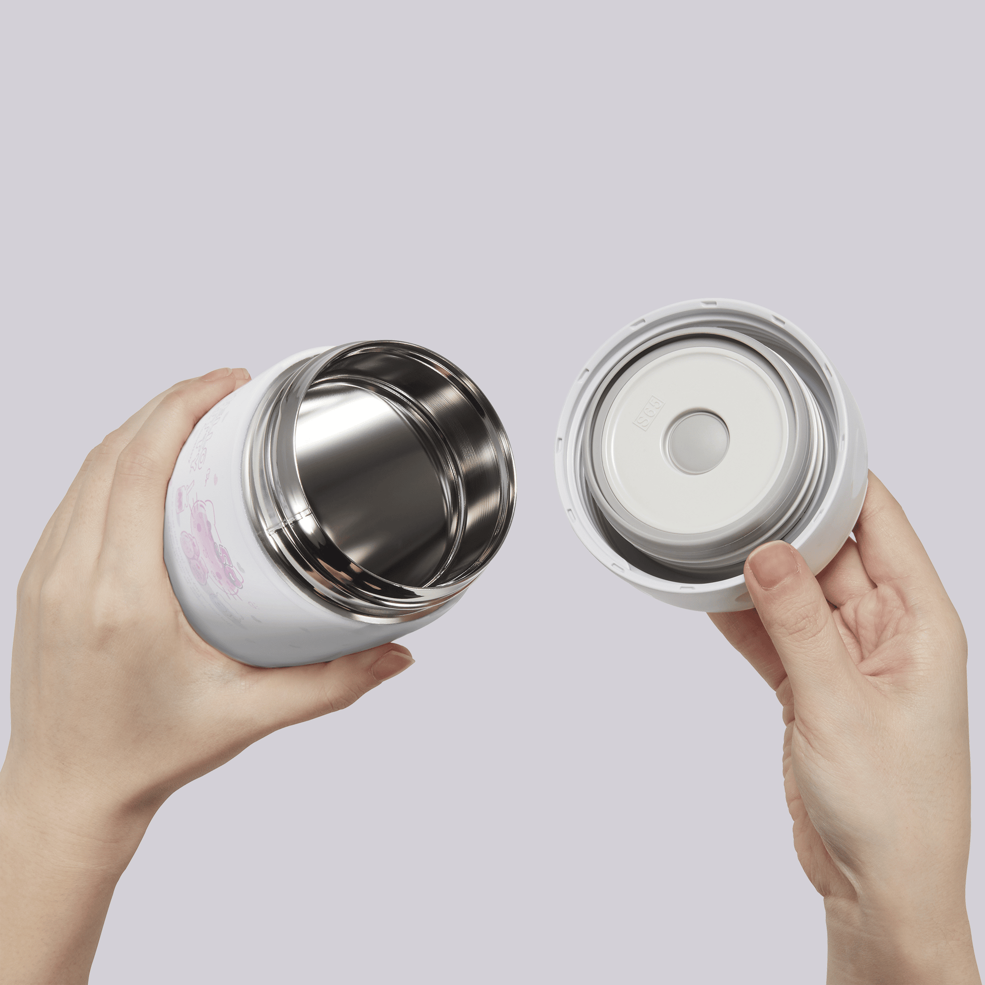 Tight-fitted lid with gasket seals to minimize leaks and maximize heat retention