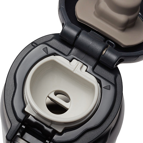 Air vent on the mouthpiece allows beverages to flow out smoothly, without gushing or overflowing