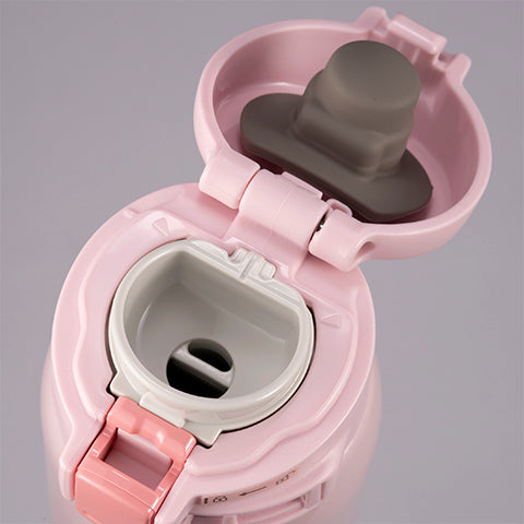 Air vent on the mouthpiece allows beverages to flow out smoothly without gushing or overflowing