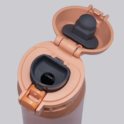 Air vent on the mouthpiece allows beverages to flow out smoothly, without gushing or overflowing