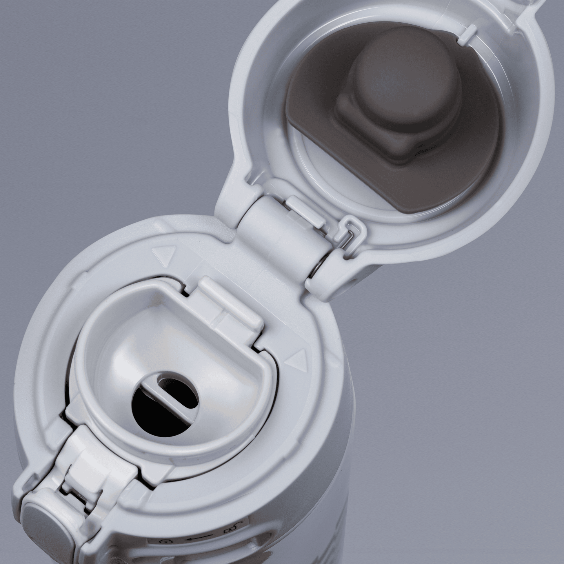 Air vent on the mouthpiece allows beverages to flow out smoothly, without gushing or overflowing