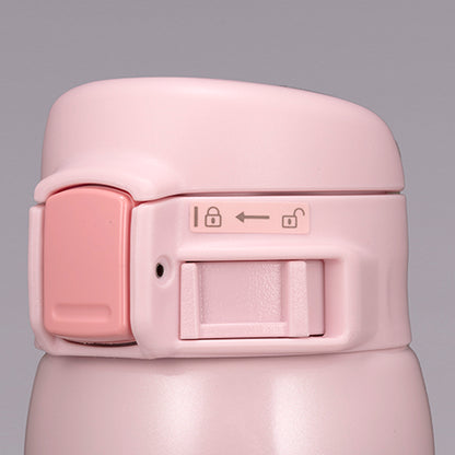 Safety lock prevents the lid from opening accidentally